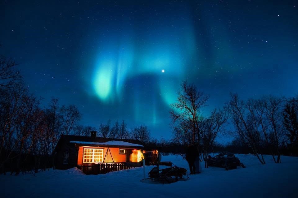 Wisata Malam di Desa Cahaya Utara, Norwegia
